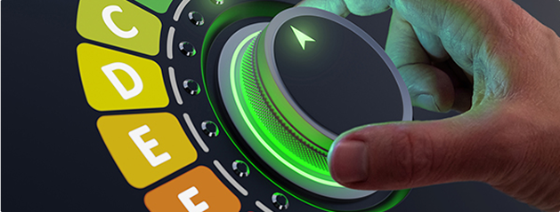 Main tournant un cadran lumineux avec des lettres colorées de A à E, cadran émettant une lueur verte.