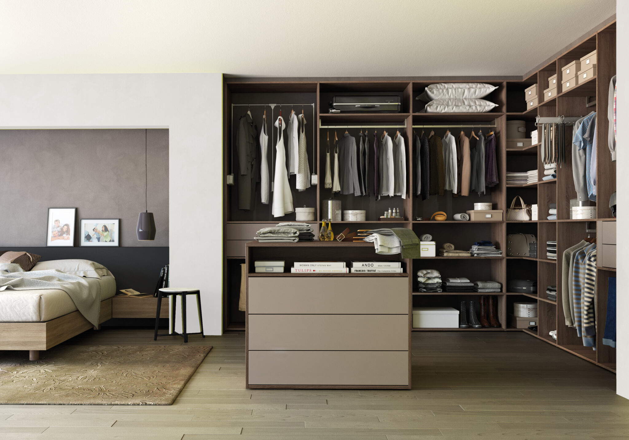 Chambre adulte avec lit en bois clair, armoire ouverte remplie de vêtements suspendus, étagères avec boîtes et tiroirs beiges.