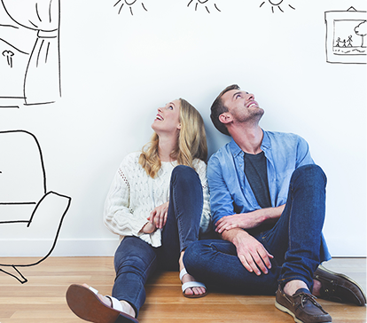 Un homme et une femme assis par terre regardent vers le haut, entourés de dessins de meubles et de décorations sur le mur blanc.