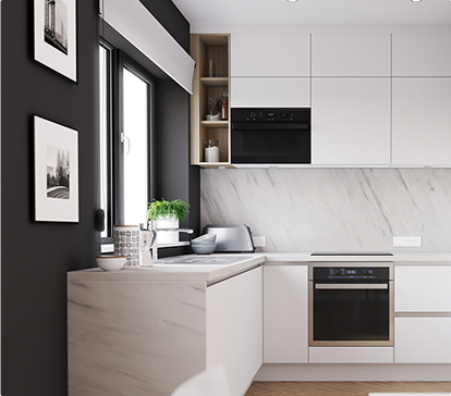 Cuisine moderne avec des armoires blanches, un plan de travail en marbre, un four encastré et des étagères ouvertes près d'une fenêtre.