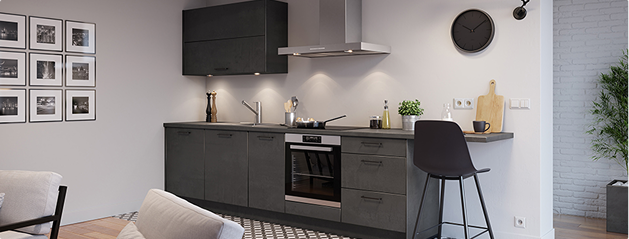 Cuisine moderne avec meubles gris foncé, four encastré, hotte en acier inoxydable, tabouret noir, et décorations murales, sur fond de mur blanc et sol en bois.