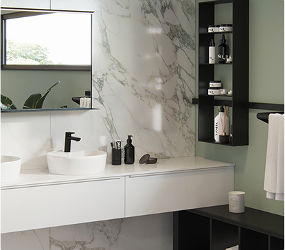 Salle de bain moderne avec un lavabo blanc, robinet noir, étagères murales noires, et mur en marbre blanc veiné.