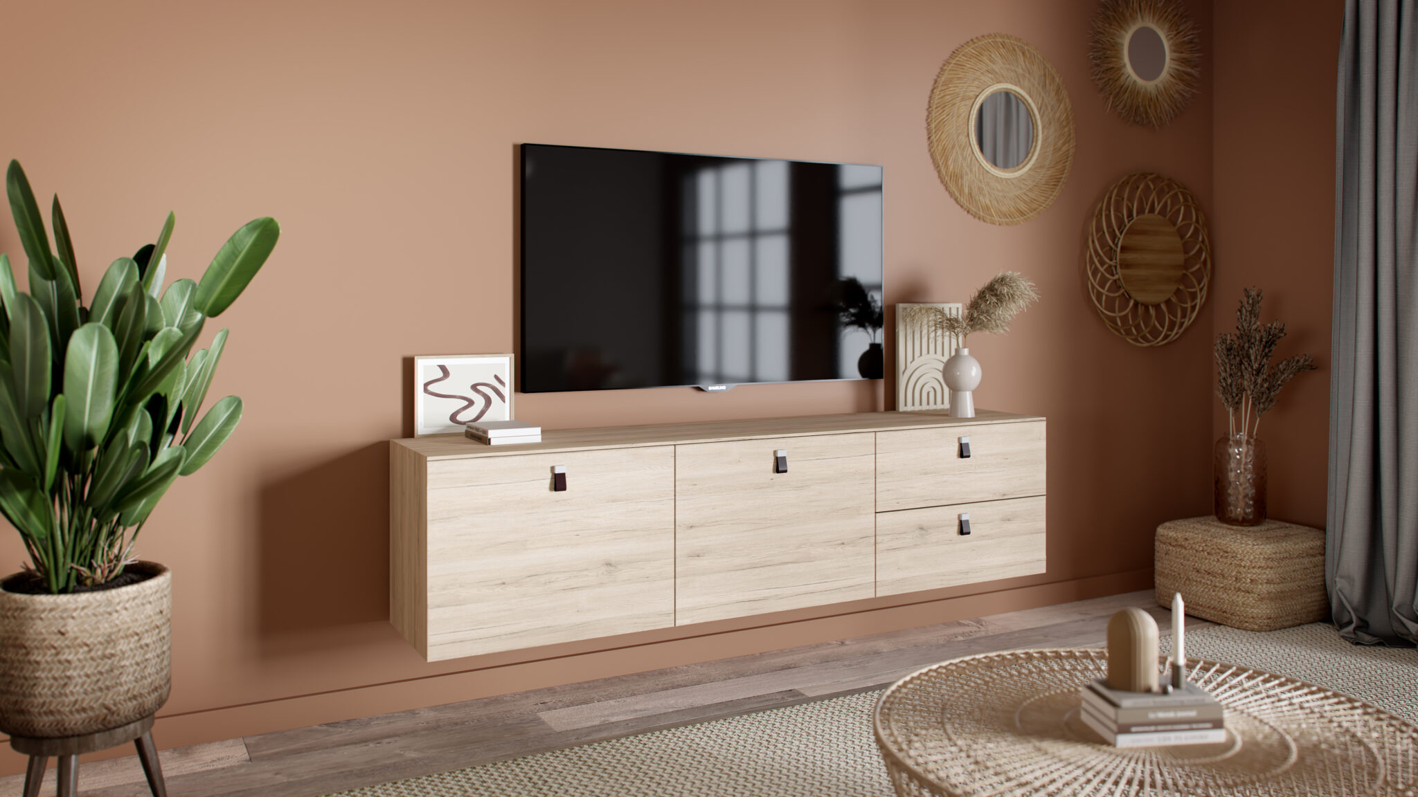 Meuble TV en bois clair fixé au mur, sous un téléviseur noir. Plantes, décorations murales et objets minimalistes complètent l'espace.