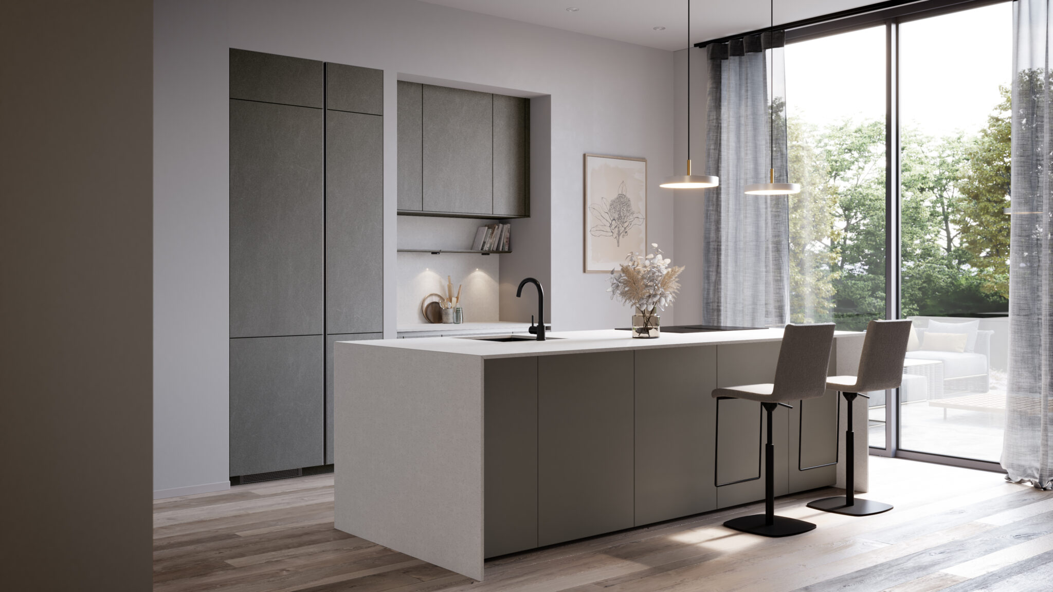 Cuisine moderne avec îlot central gris, évier noir, tabourets beiges et grandes fenêtres donnant sur un extérieur verdoyant.