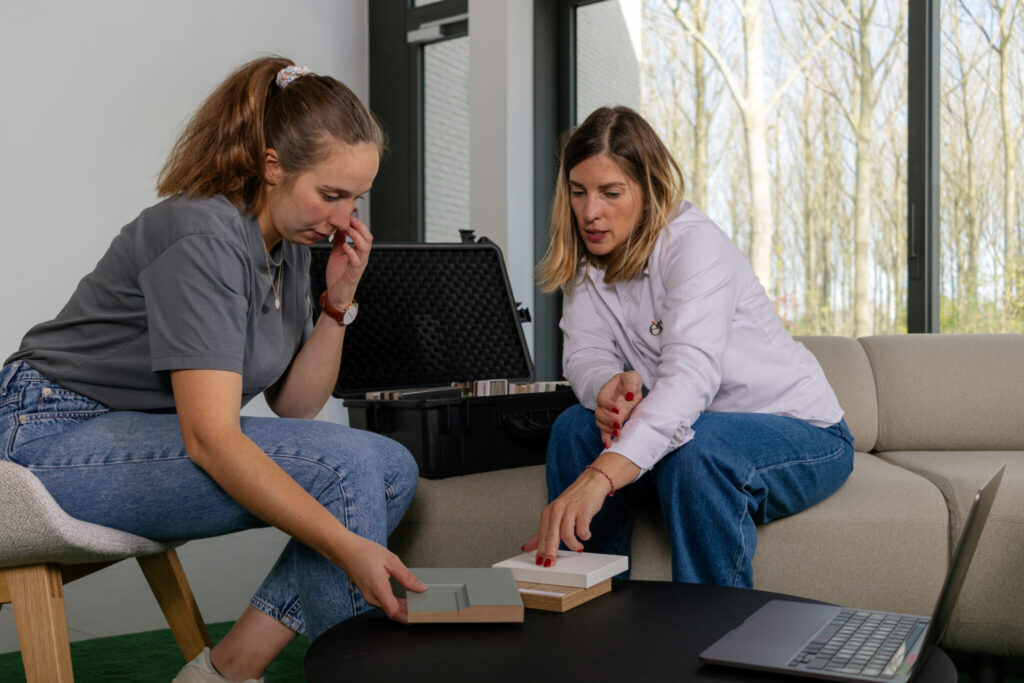 Conseillère èggo présentant les différents échantillons pour le plan de travail et les façades à une cliente.